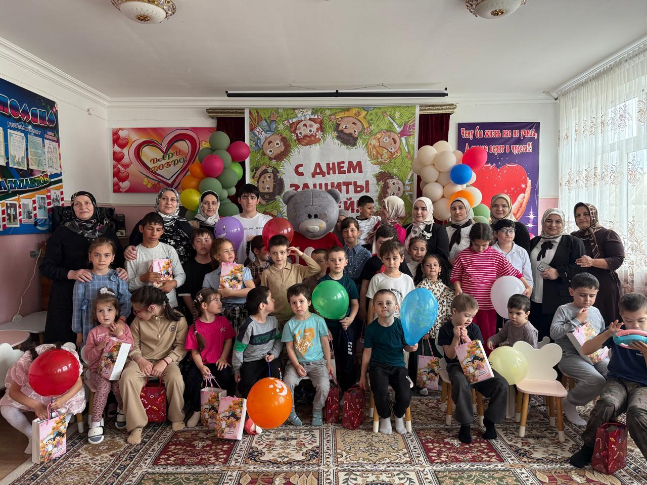 В Реабилитационном центре Казбековского района 50 детей с ОВЗ стали участниками веселого развлечения